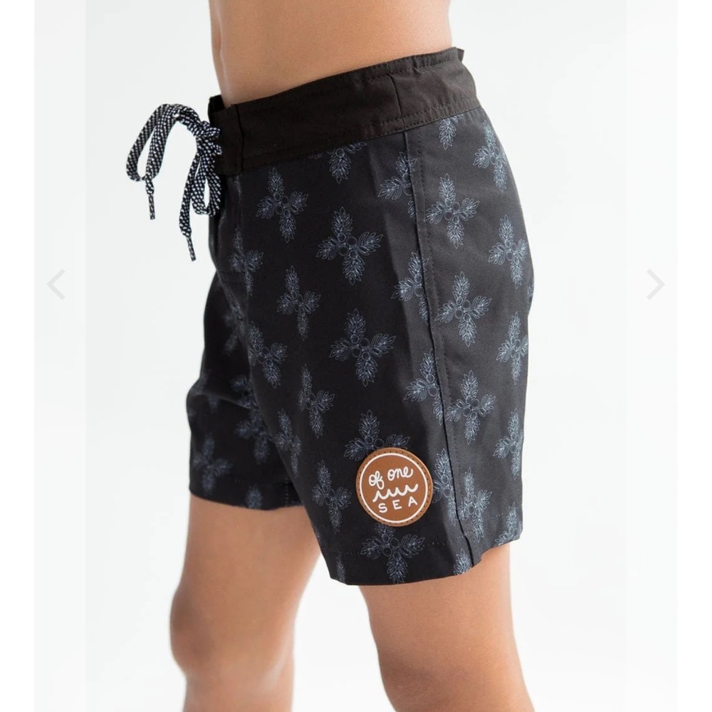 Of One Sea Kid’s Townshorts Swim Shorts Black Breadfruit Bandana 7/8